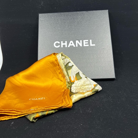 Holiday sale ! Chanel Silk Yellow scarf / White Floral Pattern 35 x 35 Vintage - Picture 3 of 7